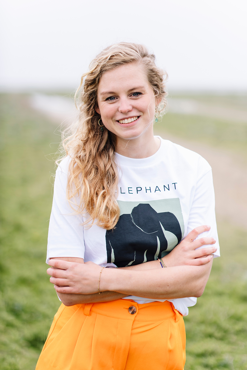 Esther Leystra geeft woorden aan wat ertoe doet. Al op jonge leeftijd voelde ze de drang om anderen te helpen en de wereld beter te begrijpen. Op haar 17e begon ze met vrijwilligerswerk in Ghana, gevolgd door langdurige projecten in onder andere Nepal, Tanzania en Madagaskar. Die ervaringen leerden haar veel over gemeenschappen, cultuurverschillen én de kracht van kleine stappen die echt verschil maken. Na haar studie Sociologie en een onderzoeksmaster in Sustainable Development Studies besloot Esther haar maatschappelijke betrokkenheid te combineren met haar vak: verhalen vertellen die raken. Als journalist, impactmaker en presentator/dagvoorzitter brengt ze thema’s als duurzaamheid, inclusie en mentale gezondheid dichtbij. Met haar Friese nuchterheid maakt ze complexe onderwerpen begrijpelijk met oog voor nuance en kwetsbaarheid.